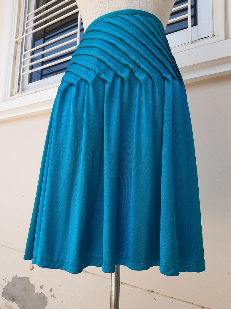 กระโปรงสั้นผ้าลื่นสีเขียวเทอควอยซ์