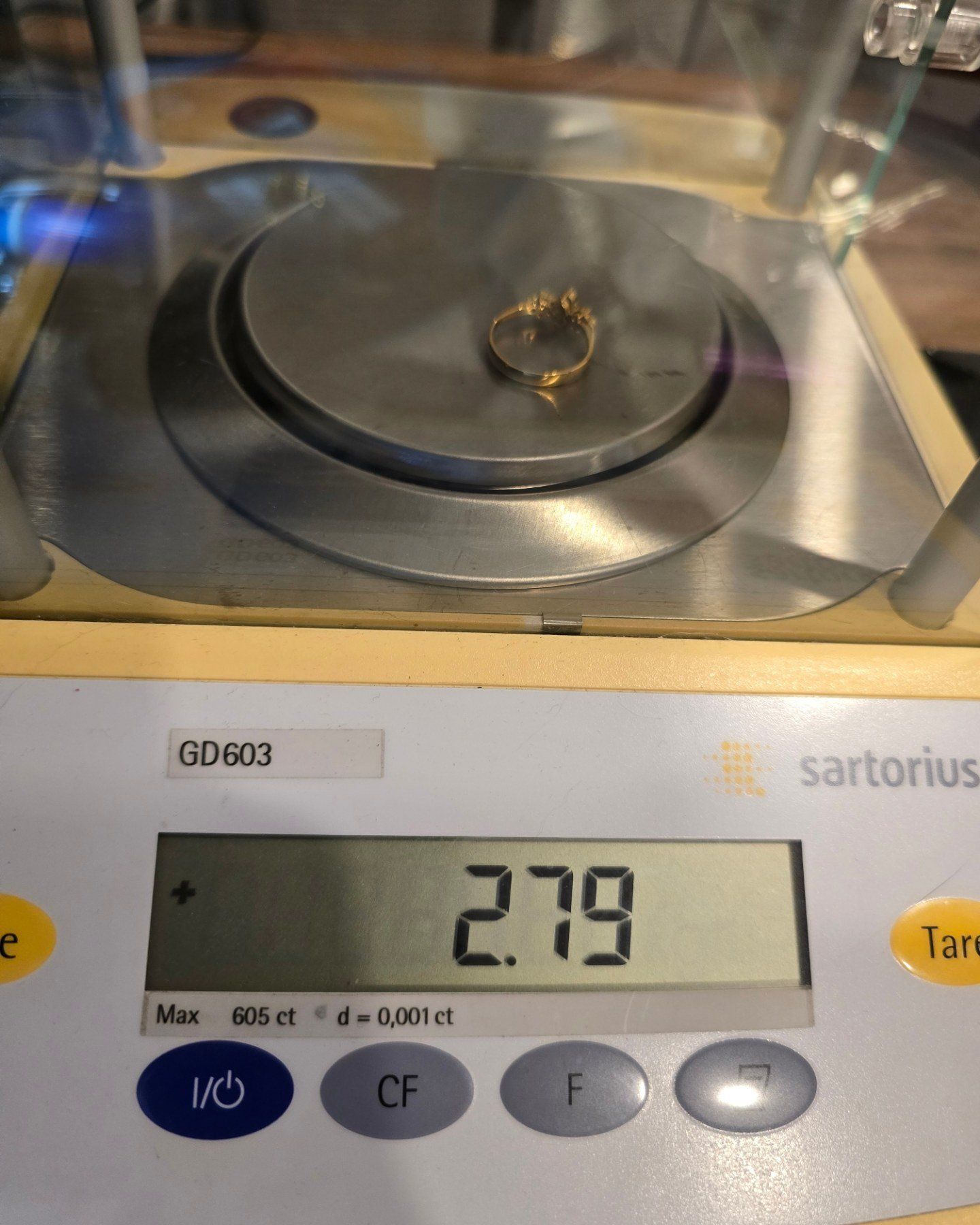 แหวนทองคำ 18K เพชรเกสร 10 ตัง 2 เม็ด 2 ตัง 8 เม็ด รวม 36 ตัง น้ำ 98-100 ความสะอาด vvs-vs หน้ากว้าง 6.5 มิล ไซส์ 51 น้ำหนัก 2.79 กรัม ราคา 10,900.-(Net)