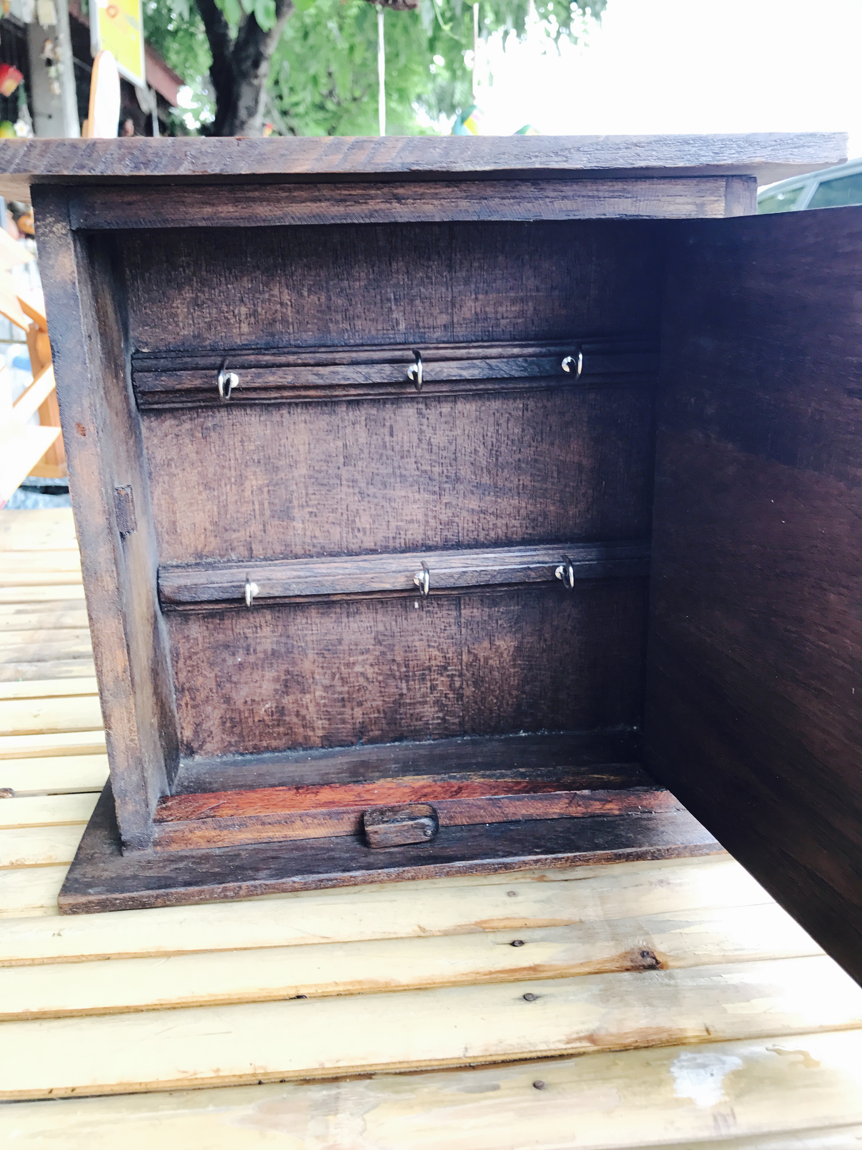 ตู้กุญแจไม้เพ้นท์ลาย