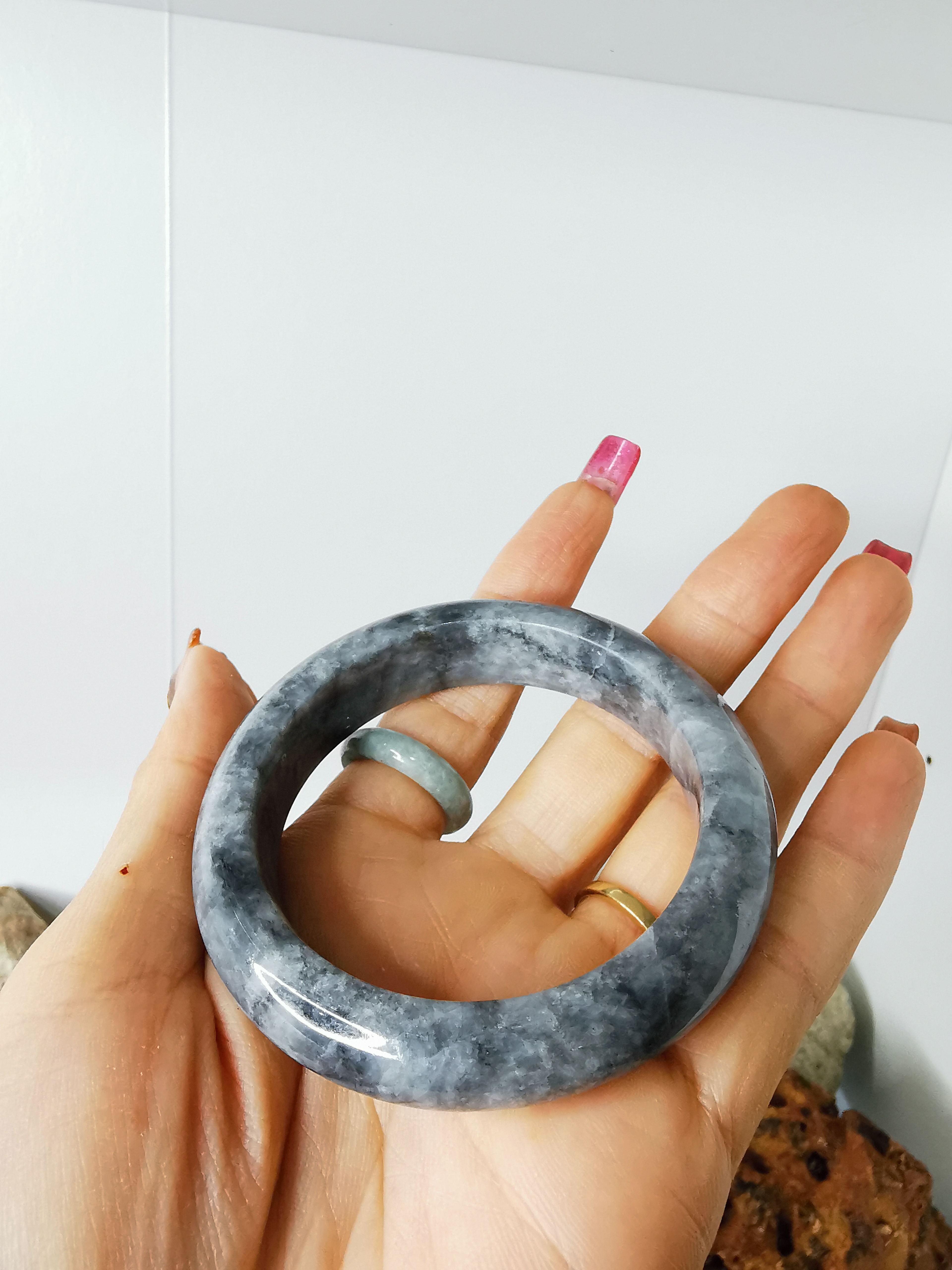 Grey Black Jade Bangle กำไลหยกเจไดต์แท้ Diameter/ เส้นผ่านศูนย์กลางด้านใน 54 mm.