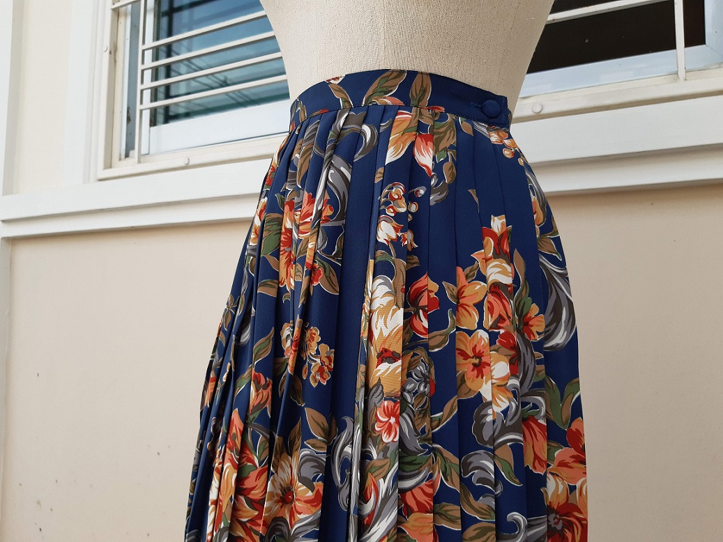 กระโปรงพลีทวินเทจลายดอกสีฟ้าน้ำเงิน