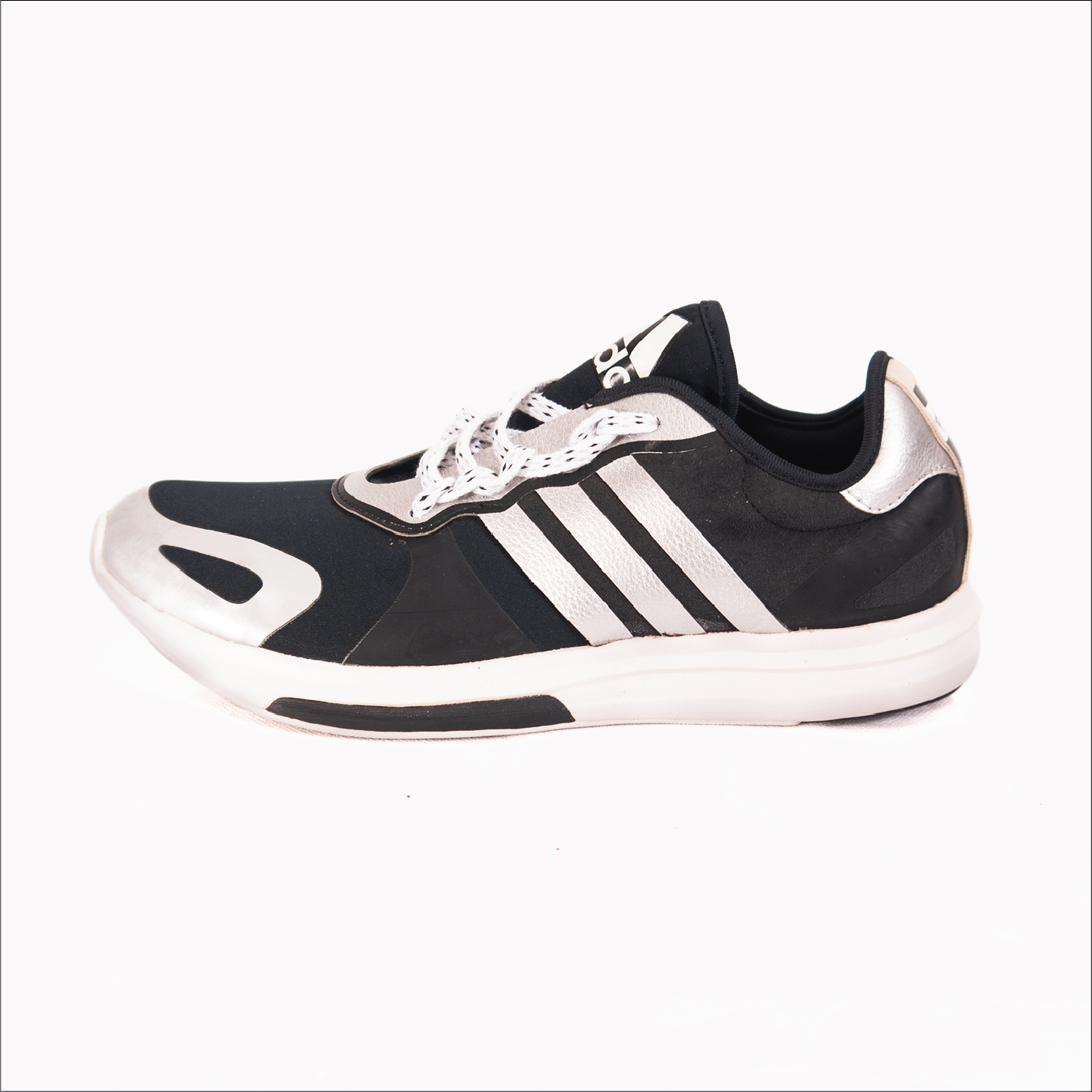 G 150068 รองเท้าผ้าใบ adidas ราคาเช่า 240 บาท ต่อ 1 วัน