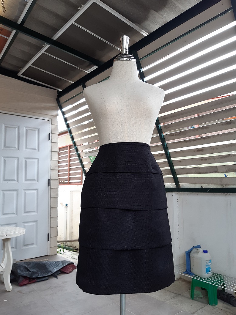 กระโปรงระบายชั้นๆ สีดำ