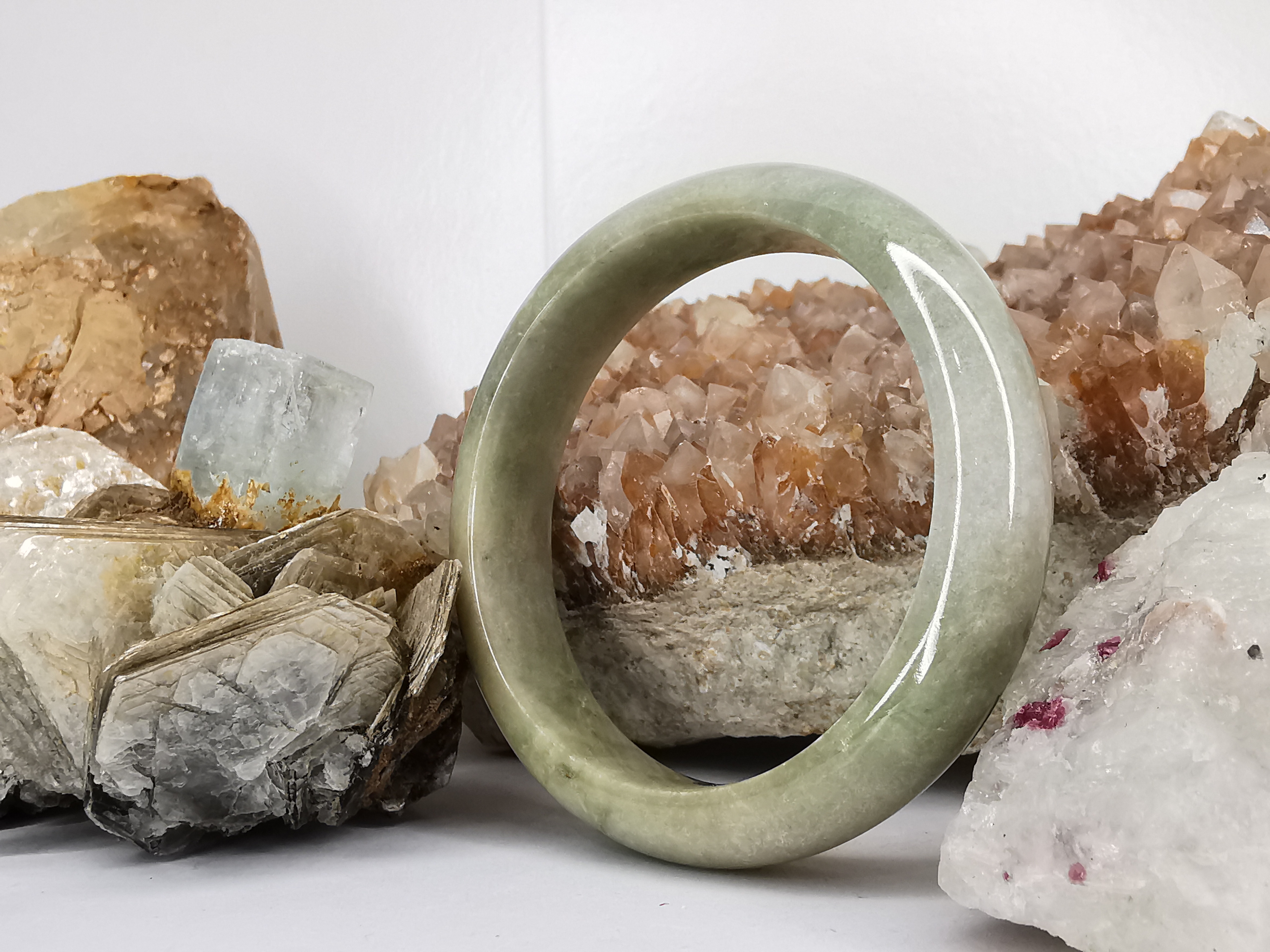 Green Yellow Bangle กำไลหยกเจไดต์แท้ Diameter/ เส้นผ่านศูนย์กลางด้านใน 58 mm.