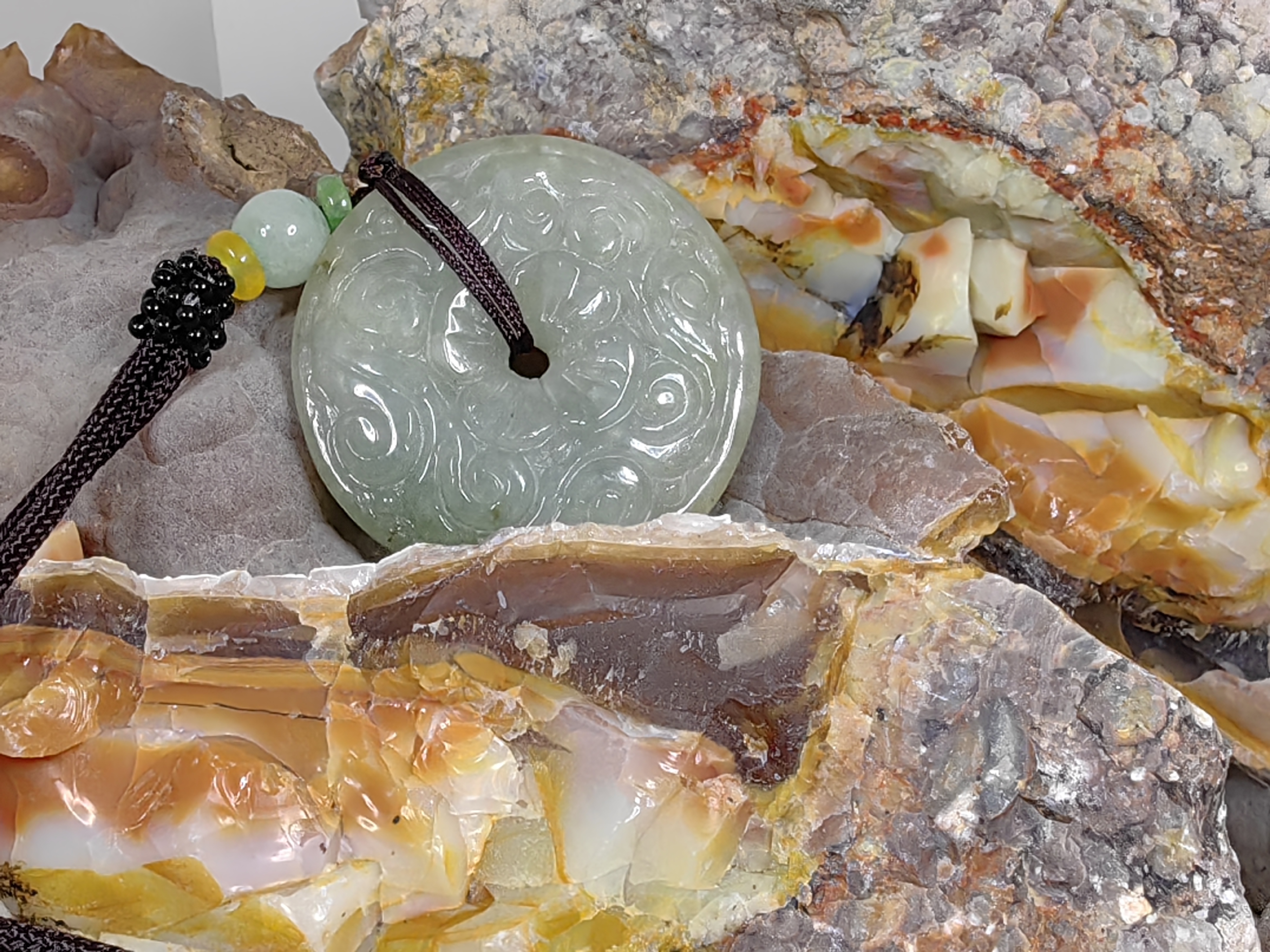 Burmese Jadeite Pendent Round 39 mm. จี้สร้อยคอหยกพม่า กลม 39 mm.