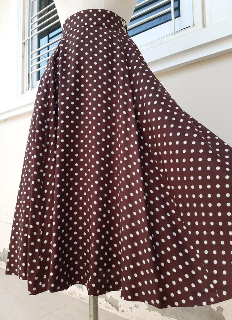 กระโปรงวินเทจลายจุดสีน้ำตาล ทรงบาน ผ้าทิ้งตัวสวย มีกระเป๋าข้าง (Vintage Skirt)