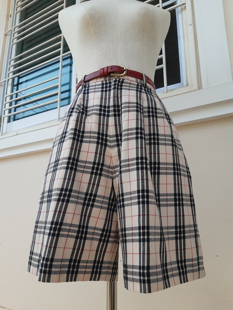 กางเกงวินเทจขาสั้นลายสก็อตสีครีม ลายคลาสสิคของแบรนด์
