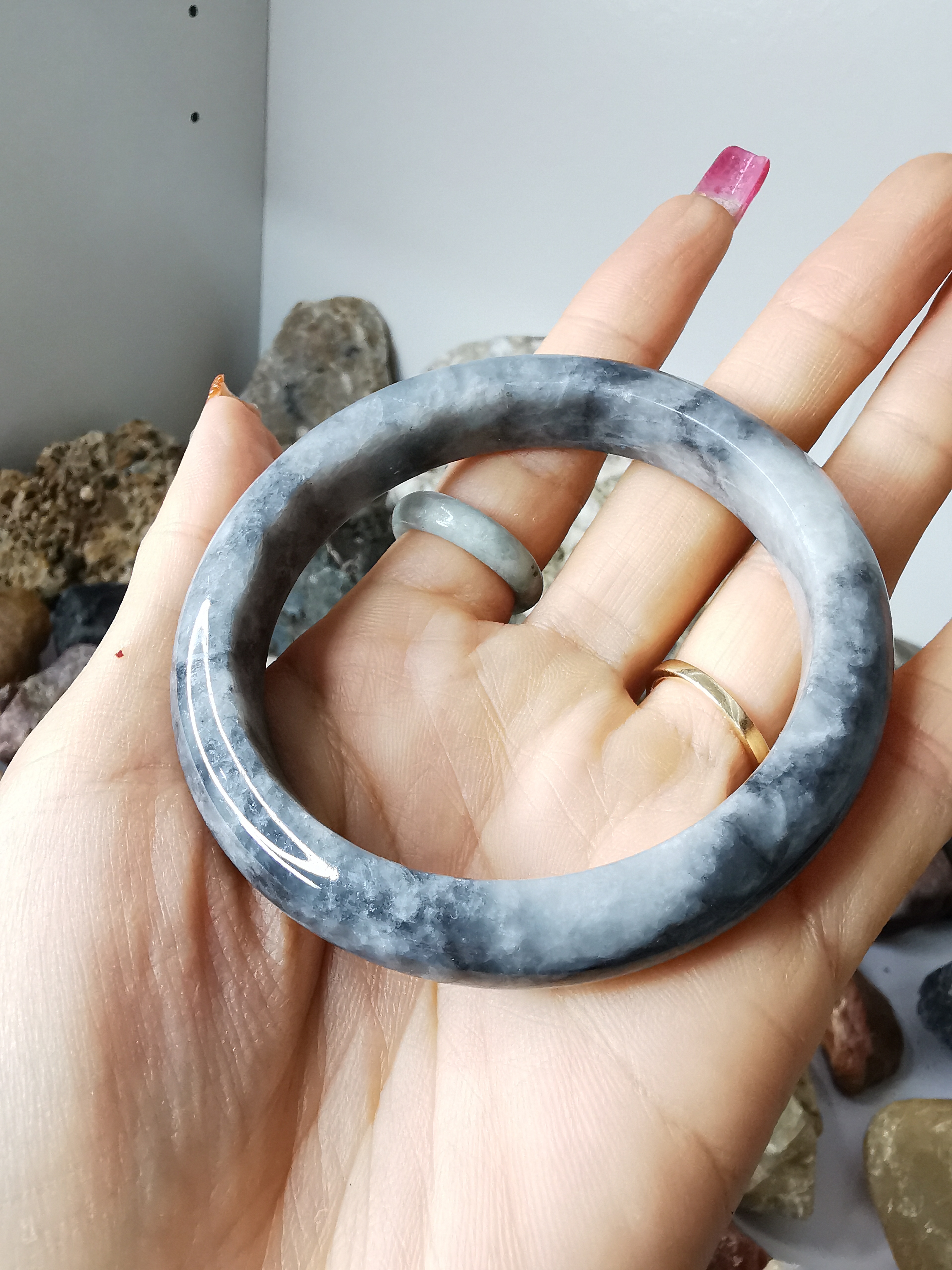 Grey Black Bangle กำไลหยกเจไดต์แท้ Diameter/ เส้นผ่านศูนย์กลางด้านใน 58 mm.