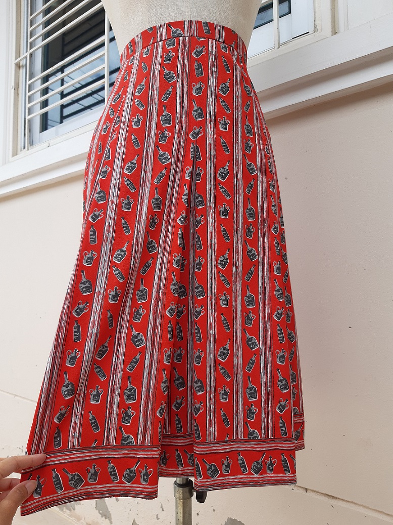 กระโปรงพลีทสีแดงลายขวดแชมเปญ (Vintage skirt)