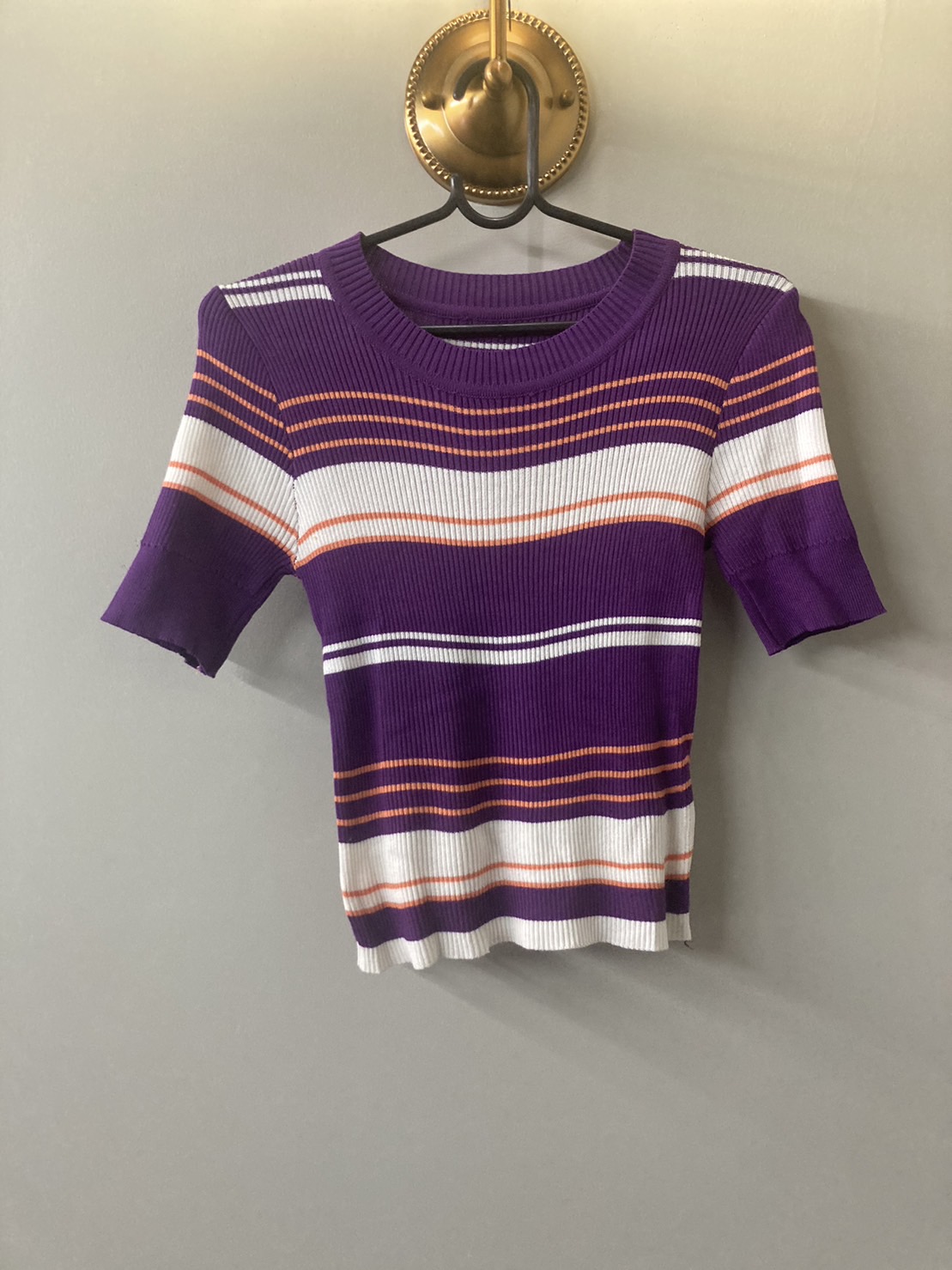 G 210043 เสื้อคร็อบเอวลอลายขวางม่วงขาว ราคาเช่า 30 บาท ต่อ 1 วัน