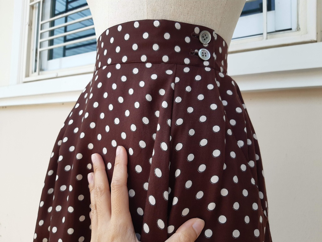 กระโปรงวินเทจลายจุดสีน้ำตาล ทรงบาน ผ้าทิ้งตัวสวย มีกระเป๋าข้าง (Vintage Skirt)
