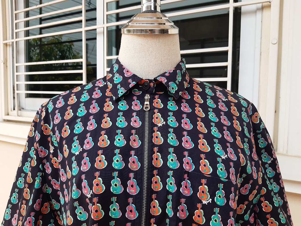 เสื้อเชิ้ตแขนสั้นสีกรมท่าลายกีต้าร์