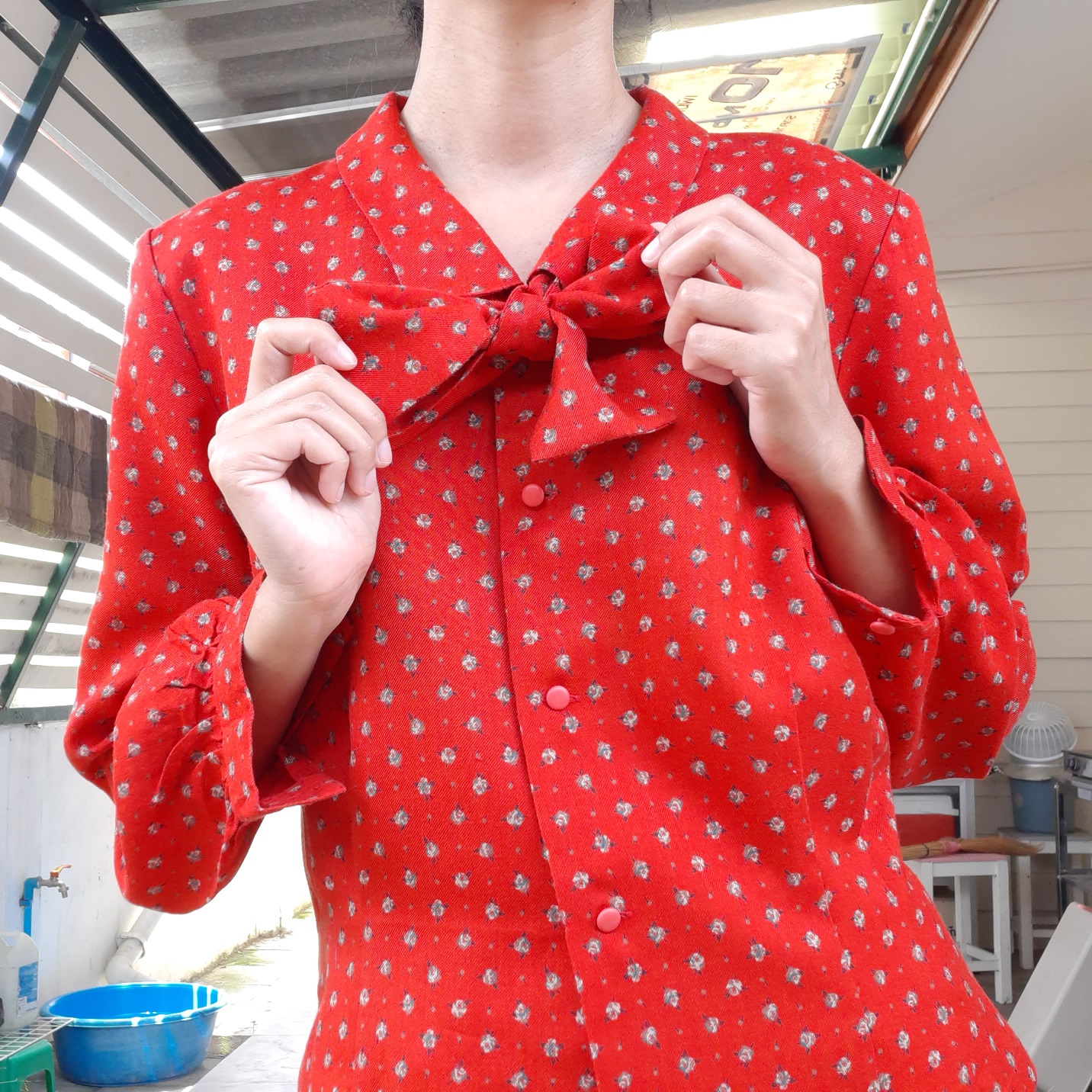 เสื้อเชิ้ตแขนยาวสีแดงแสด