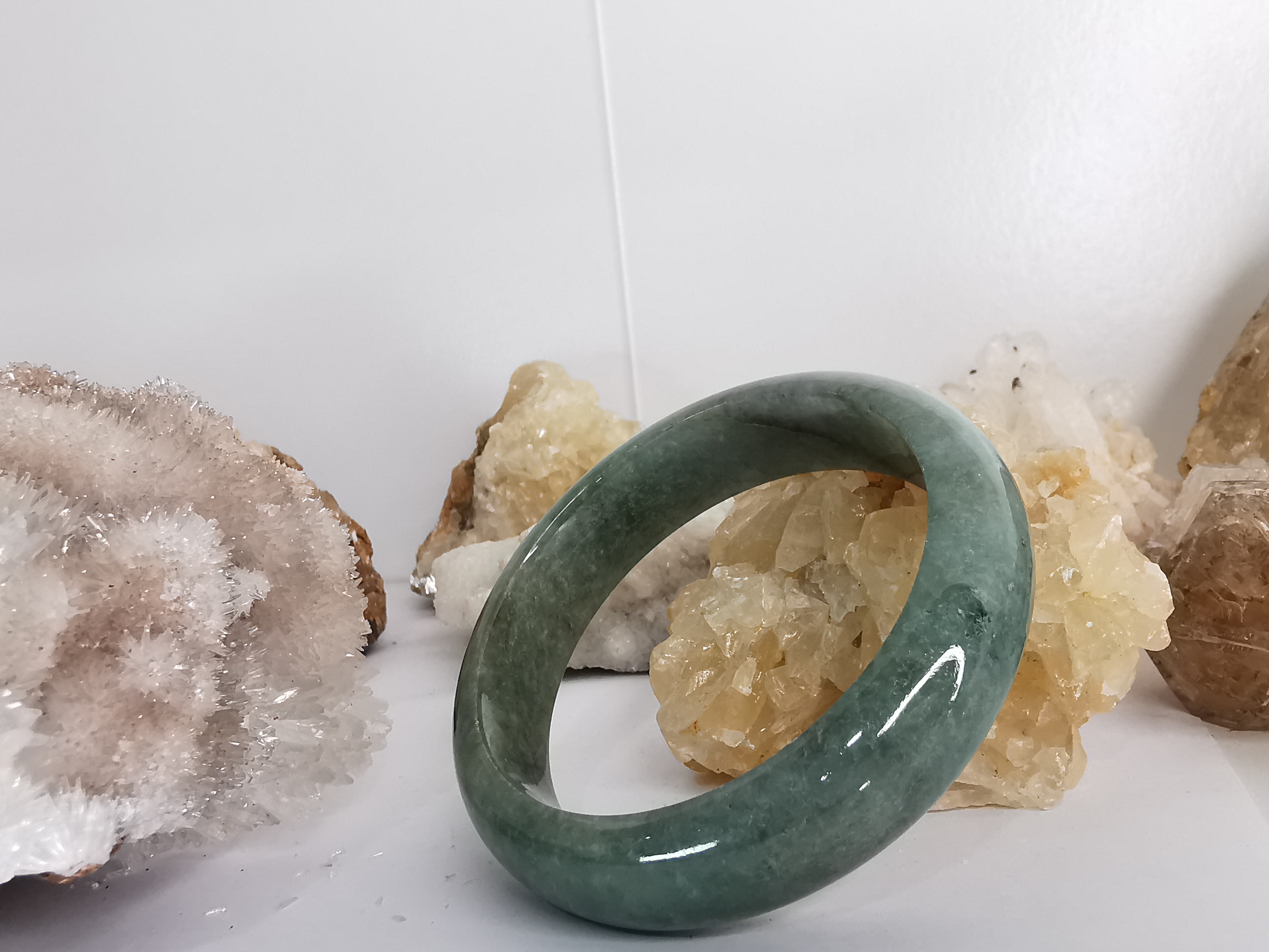 Green Bangle กำไลหยกเจไดต์แท้ Diameter/ เส้นผ่านศูนย์กลางด้านใน 57 mm.