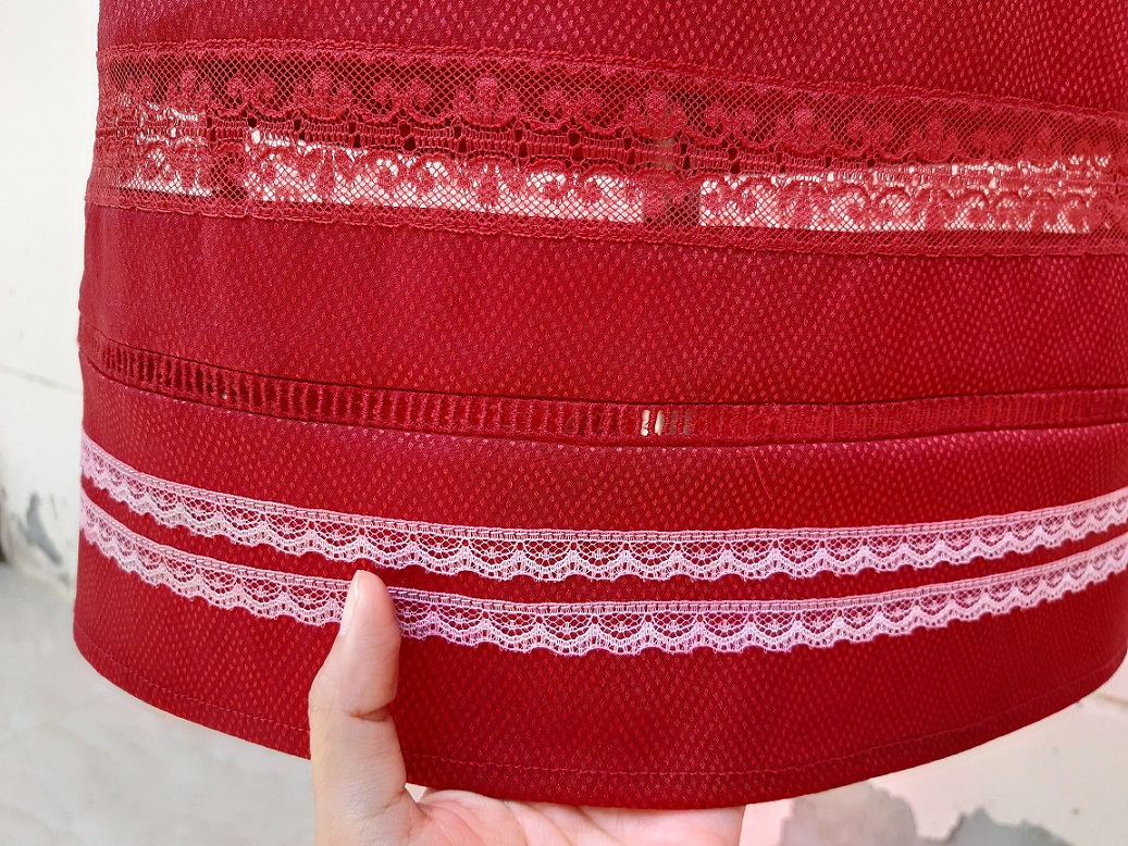 กระโปรงทรงเอสีแดง ผ้าลายก้างปลา ชายฉลุลูกไม้