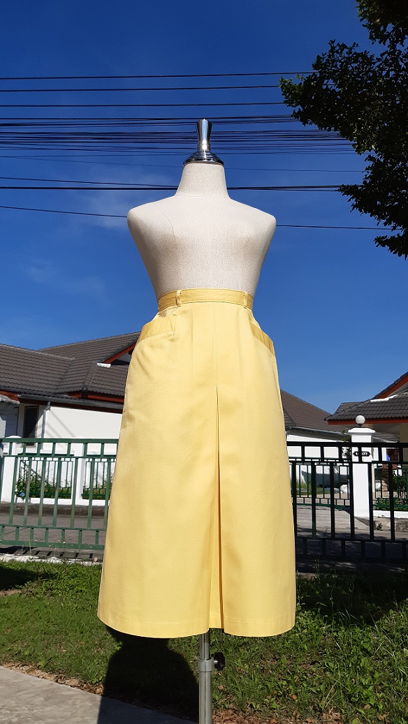 กระโปรงทรงเอผ่าหน้าสีเหลืองอ่อน