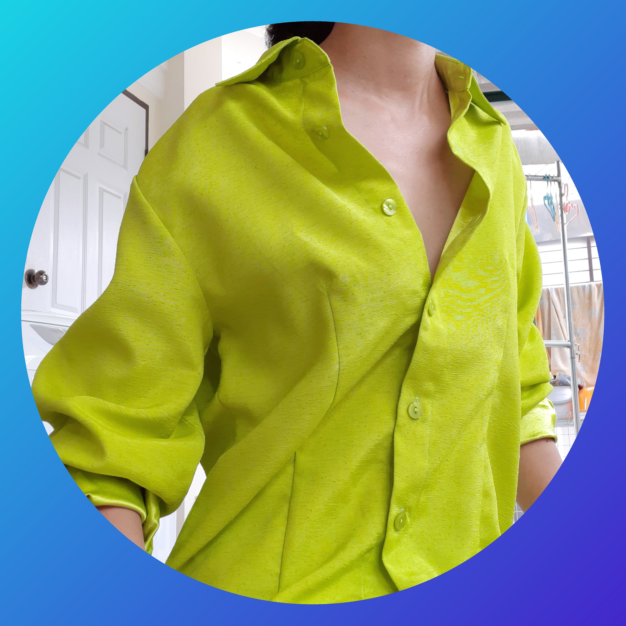 เสื้อเชิ้ตสีเขียวนีออน