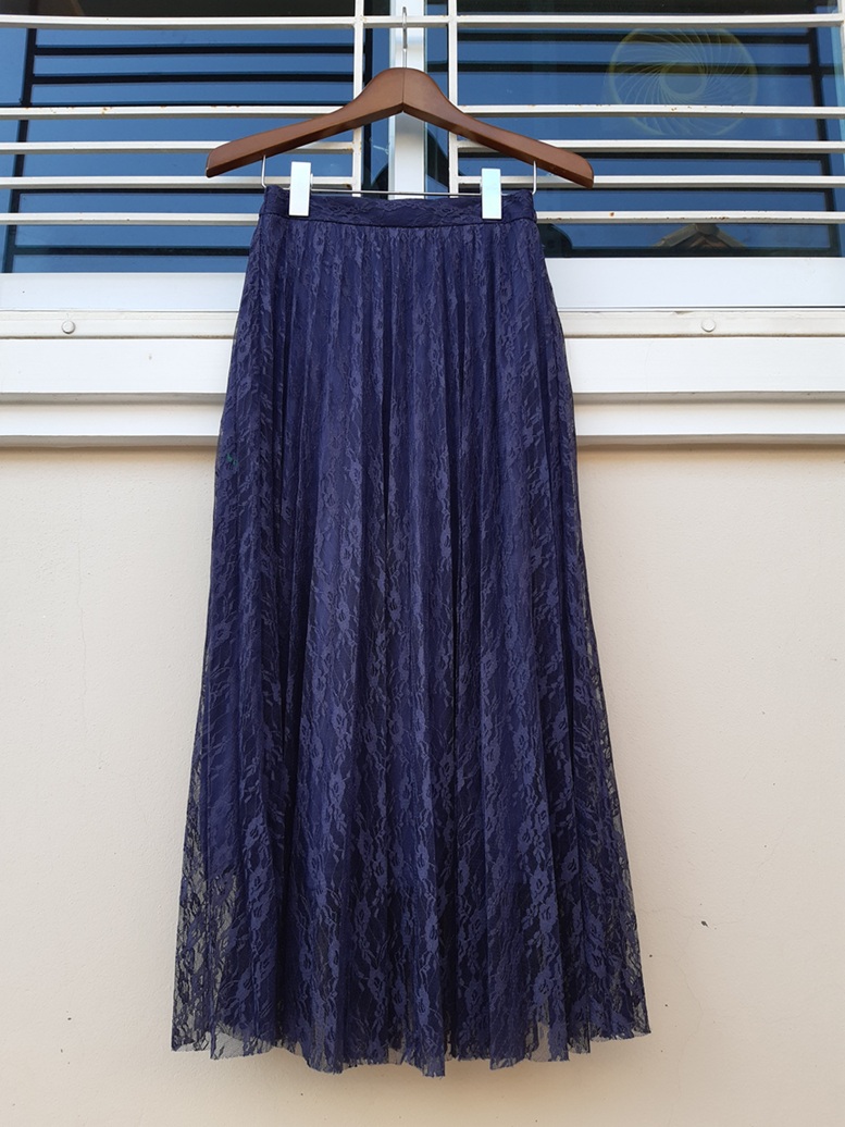 กระโปรงพลีทผ้าลูกไม้สีม่วงอมเทา แบรนด์ GU