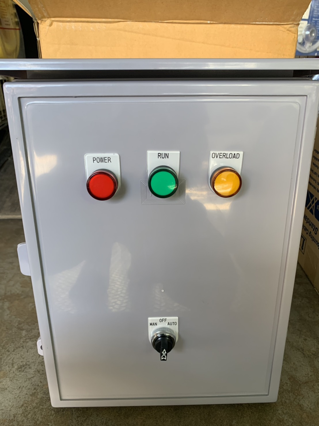 ตู้ควบคุมปั๊มน้ำ 3 Hp 220v ทำงานร่วมกับ Floatless level switch ( อิเล็กโทรด 3 ก้าน ) ตู้พลาสติก