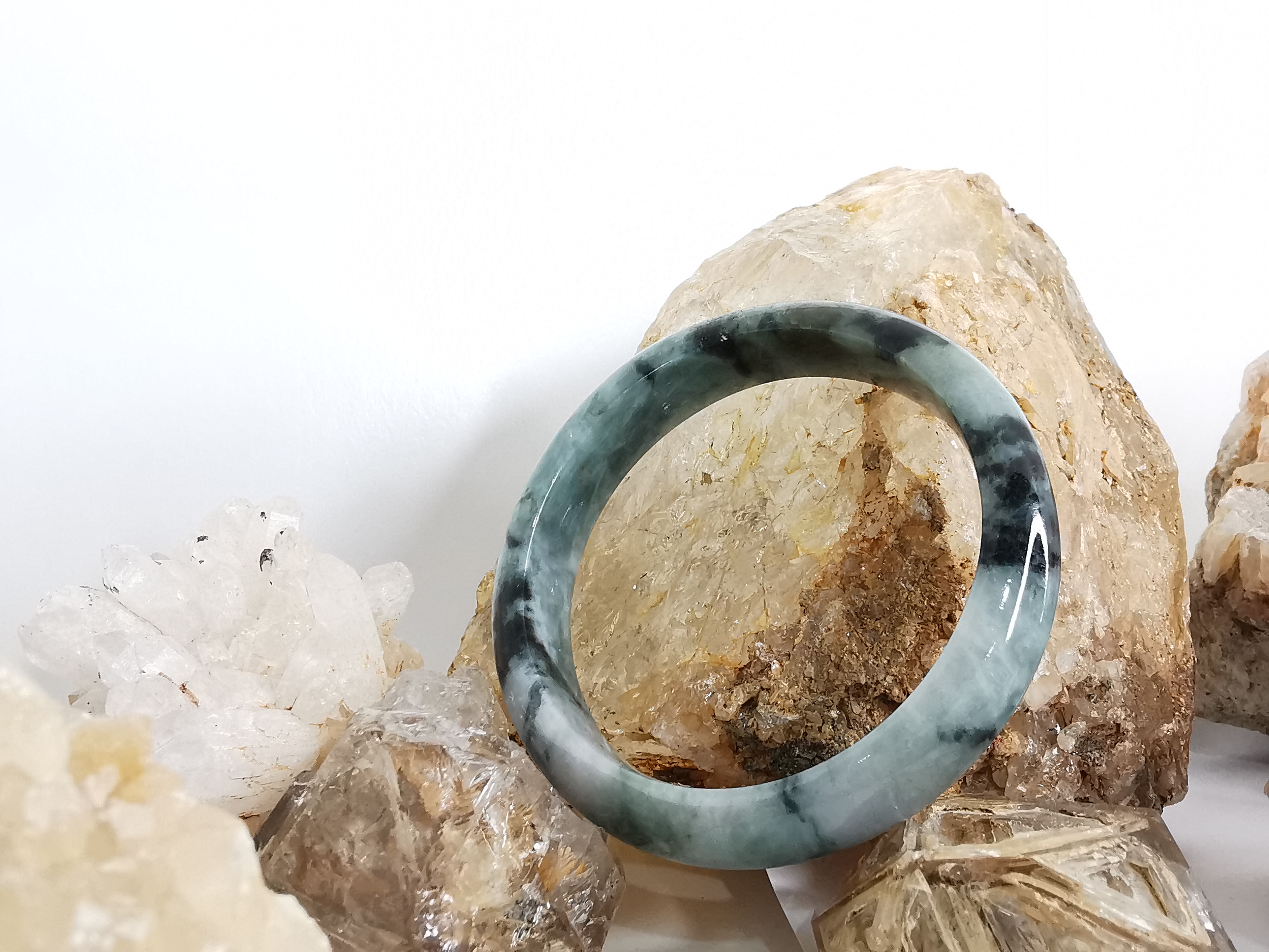 Green White Bangle กำไลหยกเจไดต์แท้ Diameter/ เส้นผ่านศูนย์กลางด้านใน 56 mm.