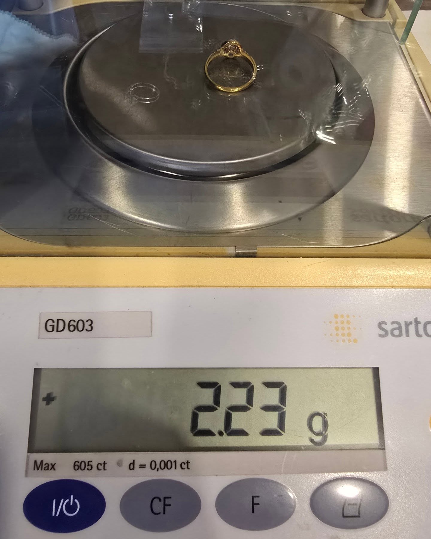 แหวนทองคำ 18K เพชรเกสร 18 ตัง 1 เม็ด 1 ตัง 20 เม็ด รวม 38 ตัง น้ำ 96-97 ความสะอาด vvs-vs ไซส์ 49 น้ำหนัก 2.23 กรัม ราคา 9,500.-(Net)