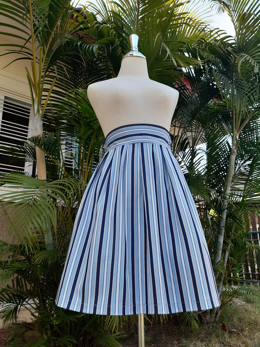 กระโปรงสีฟ้า