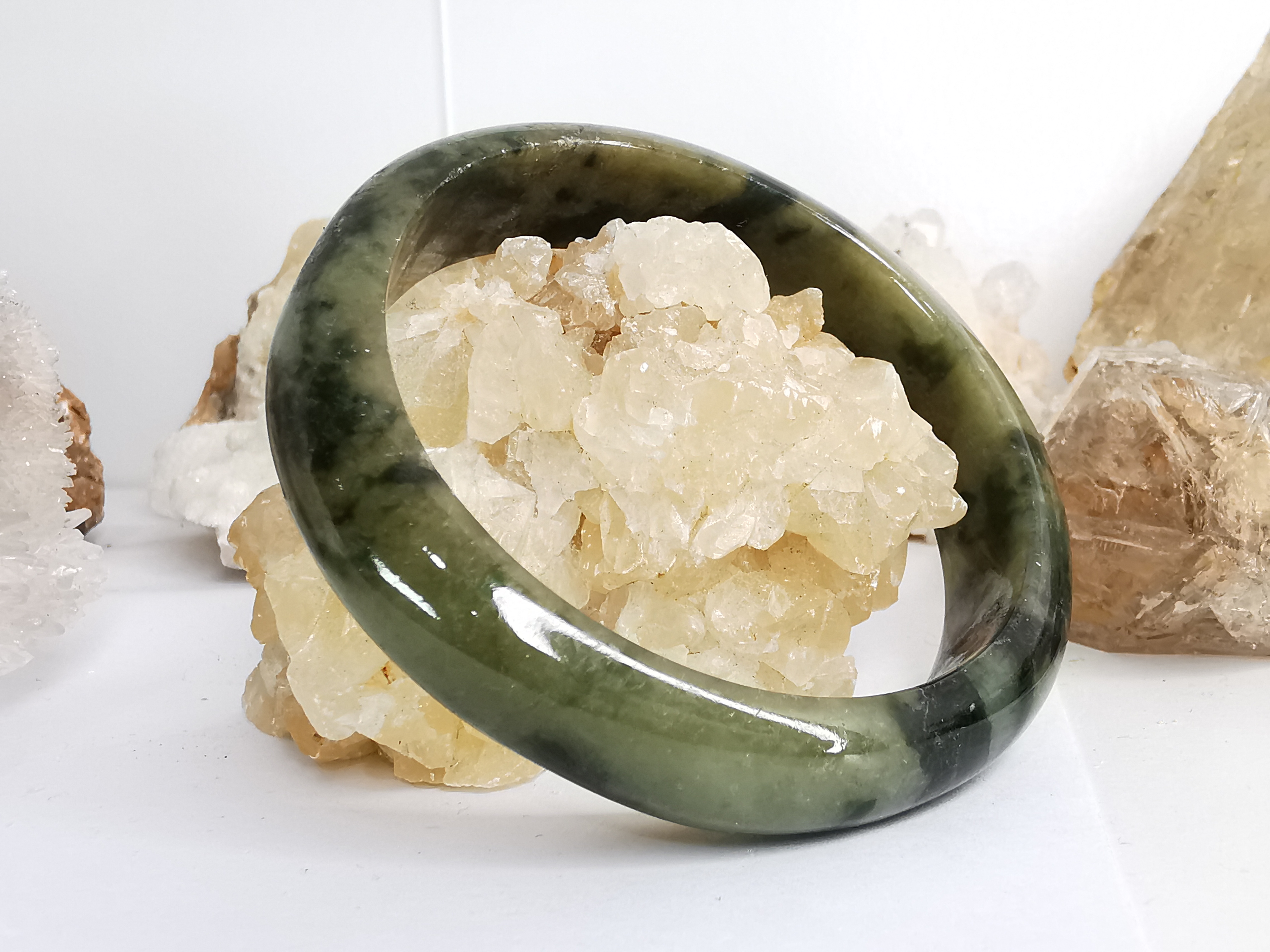 Green Jade Bangle กำไลหยกเจไดต์แท้ Diameter/ เส้นผ่านศูนย์กลางด้านใน 59 mm.