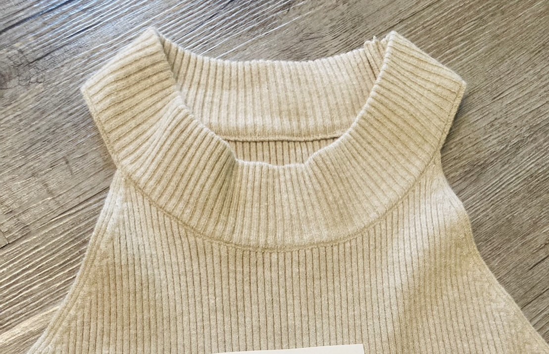 G 220582 เสื้อเปิดไหล่ ราคาเช่า 30 บาท ต่อ 1 วัน