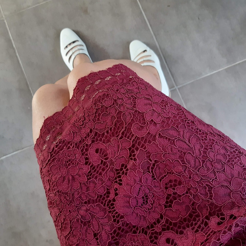 กระโปรงผ้าลูกไม้สีแดงเบอร์กันดี แบรนด์ GU