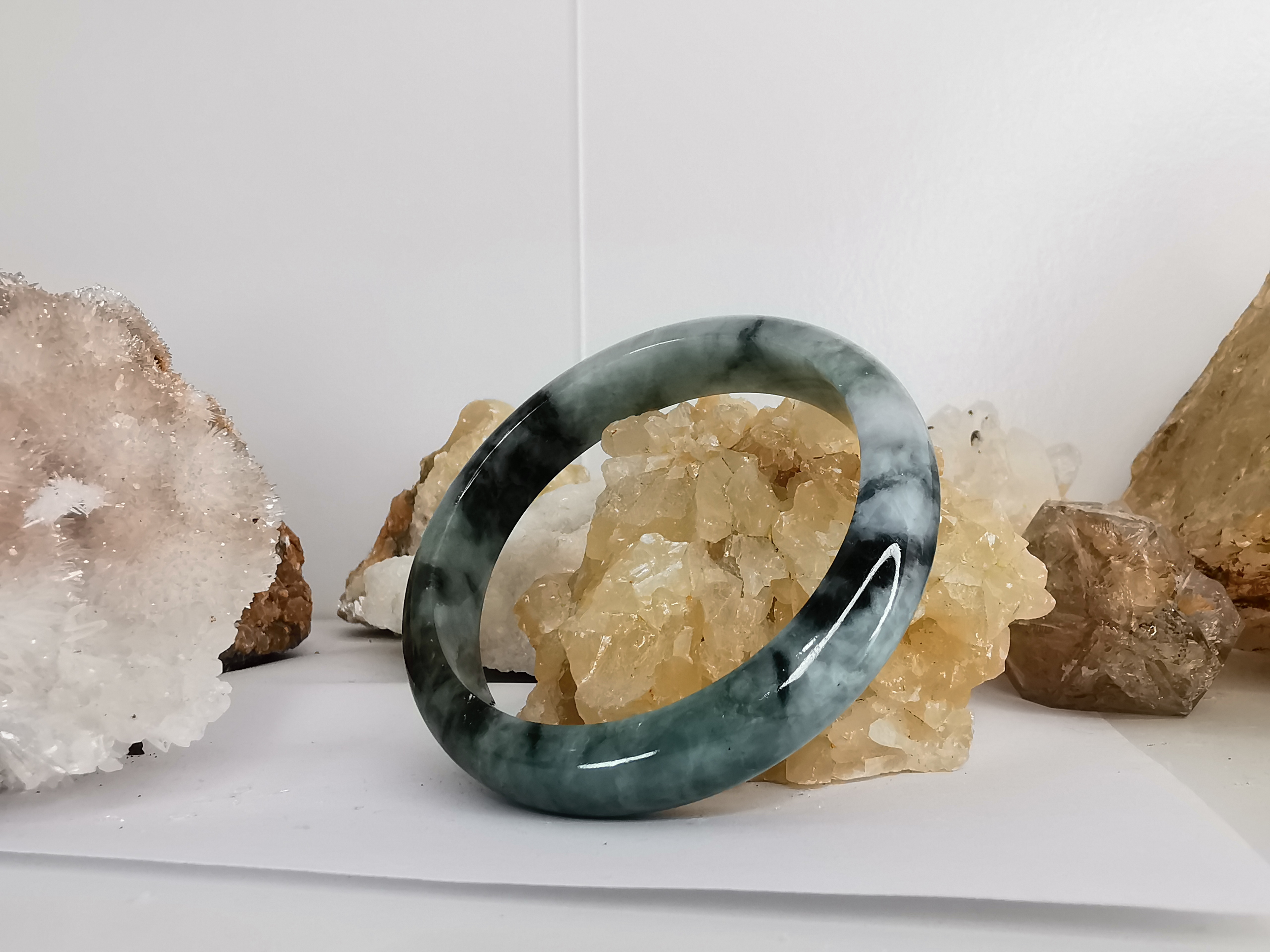 Green White Bangle กำไลหยกเจไดต์แท้ Diameter/ เส้นผ่านศูนย์กลางด้านใน 56 mm.