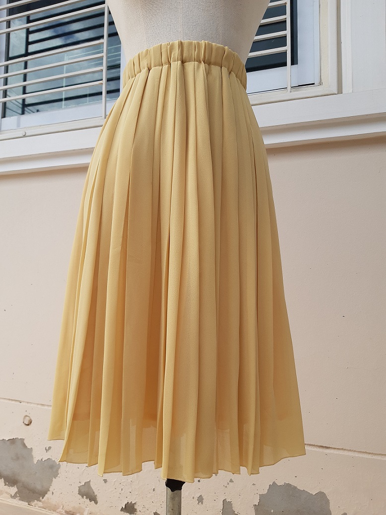 กระโปรงพลีทสีเหลืองอ่อน สาวอวบใส่ได้จ้า