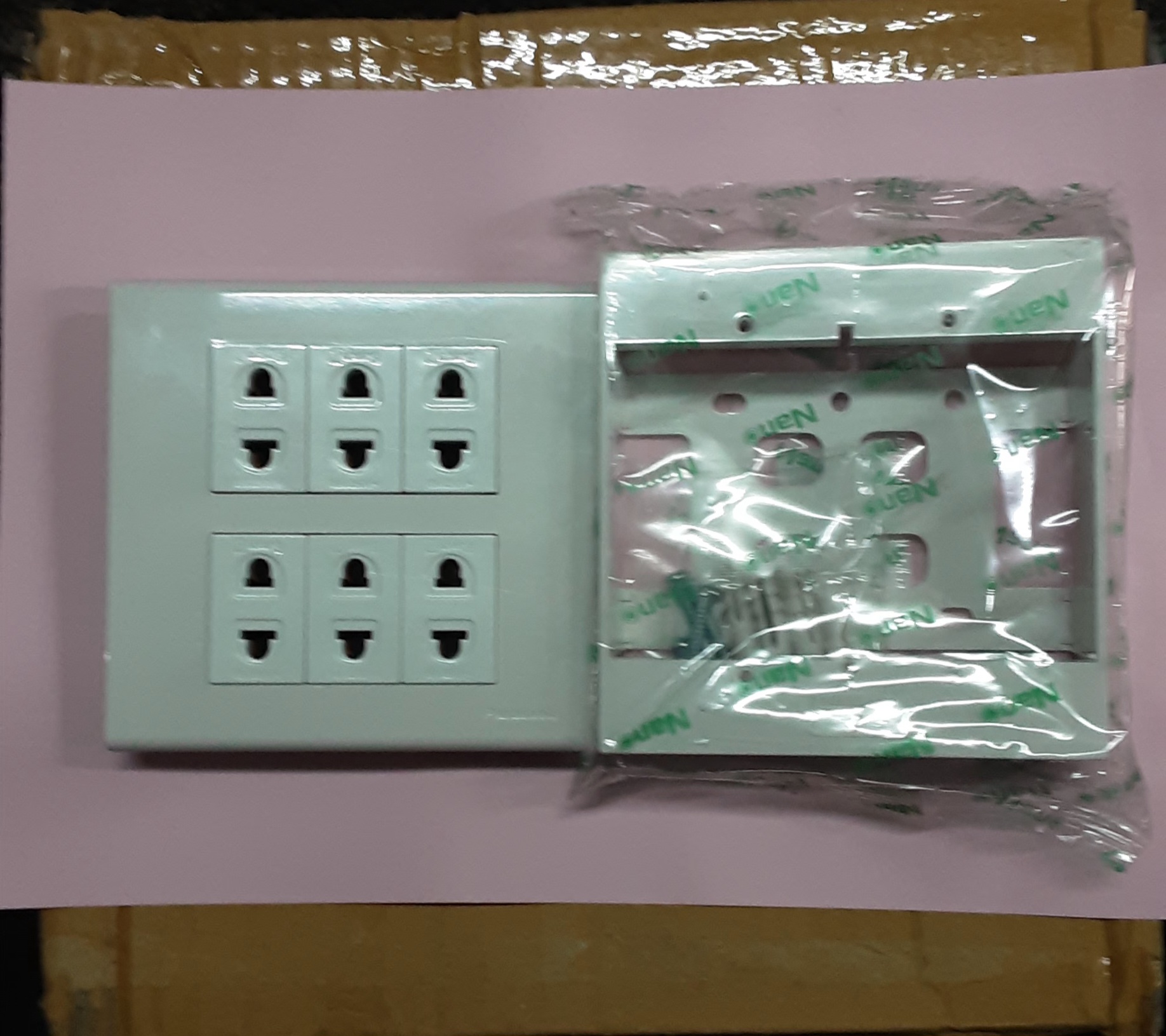 ชุดสวิตซ์ไฟสำเร็จ Panasonic เต้ารับเดียว 6 ช่อง พร้อมหน้ากาก 6 ช่อง บล็อกลอย4x4 สีขาว