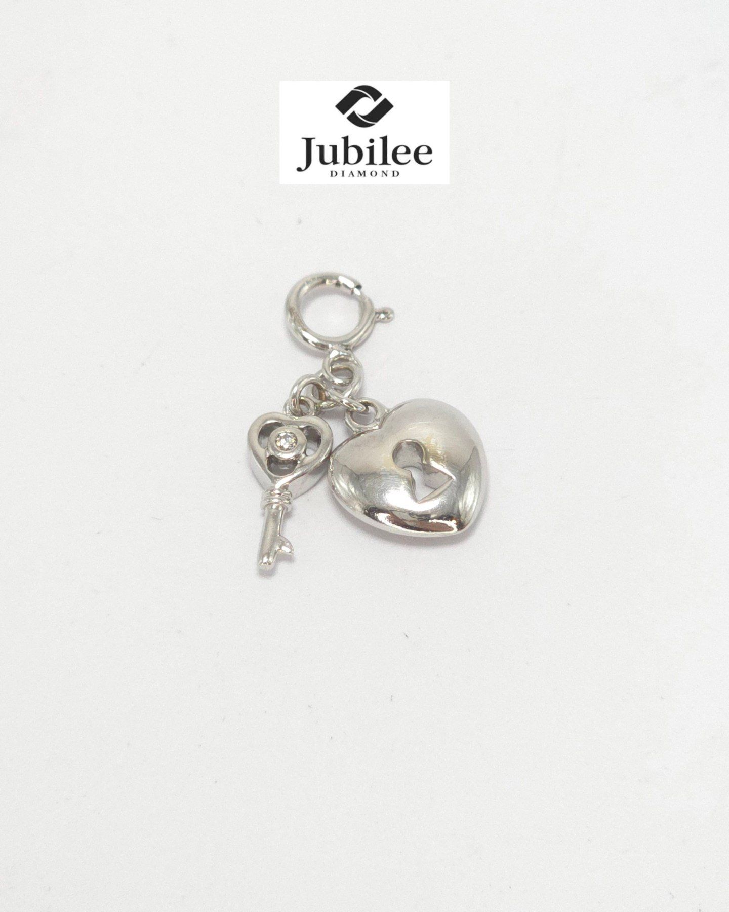 🚫ปิดการขาย(SoIdOut)🚫จี้ทองคำขาว 18K แบรนด์ Jubilee เพชรเกสร 1 ตัง 1 เม็ด น้ำ 99(E) ความสะอาด vvs ตัวเก่ายุค 2010's สภาพ: มีร่องรอยการใช้ทั่วไปเล็กน้อย น้ำหนัก 3.12 กรัม ราคา 7,500.-(Net)