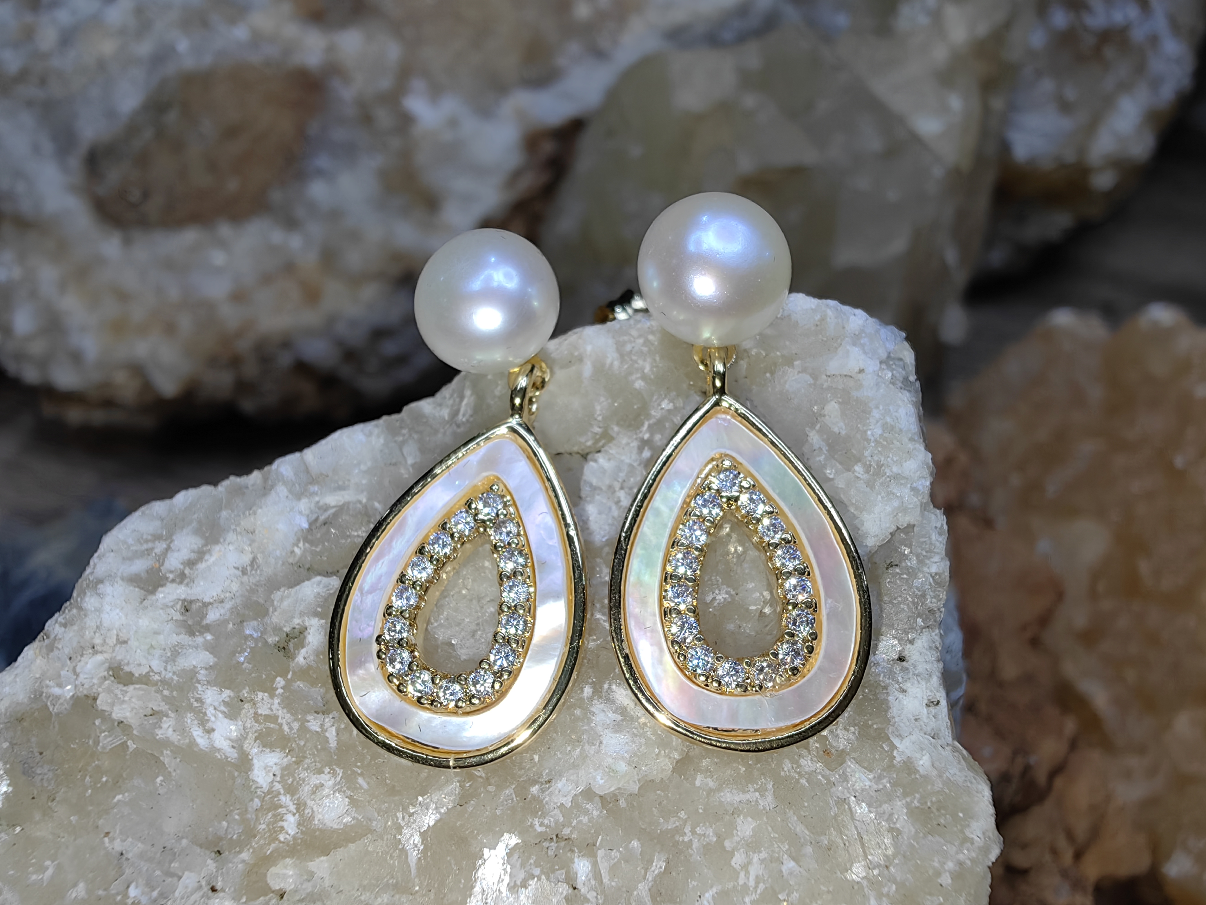 ต่างหูไข่มุกเลี้ยงธรรมชาติ เปลือกหอย เพชรสวิส Natural Cultured Pearl Mother of Pearl Swiss Diamond Earrings