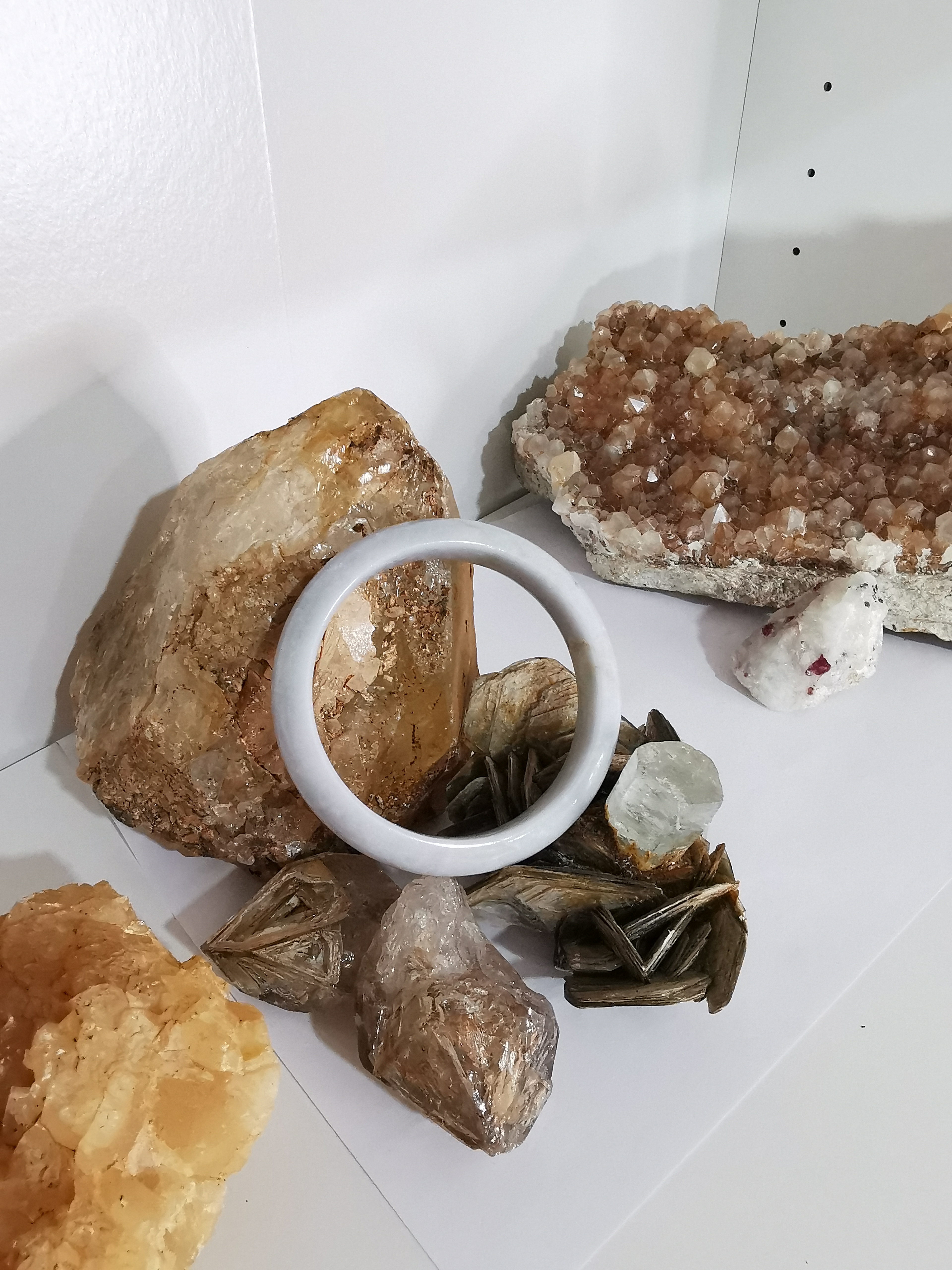 White Green Bangle กำไลหยกเจไดต์ Diameter/ เส้นผ่านศูนย์กลางด้านใน 63 mm.