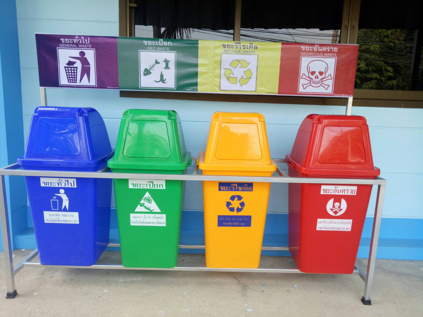 แท่นวางถังขยะแยกประเภท 60 ลิตร ขนาด 4 ช่อง มีแผงป้ายด้านหลัง