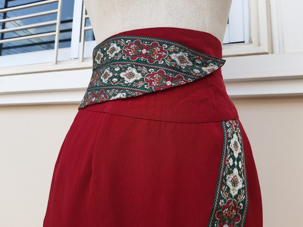 กระโปรงวินเทจทรงเอเอวสูงสีแดง แต่งแถบผ้า Northern style