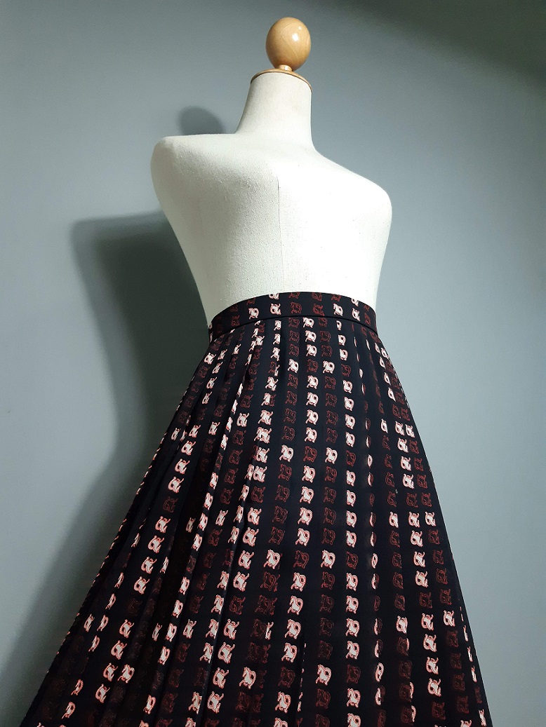 กระโปรงพลีทจีบรอบสีดำลายม้า