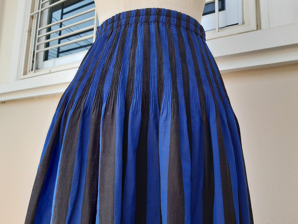 กระโปรงยาวสีน้ำเงินลายสก็อต ลายทาง ใส่ได้ 2 ด้าน