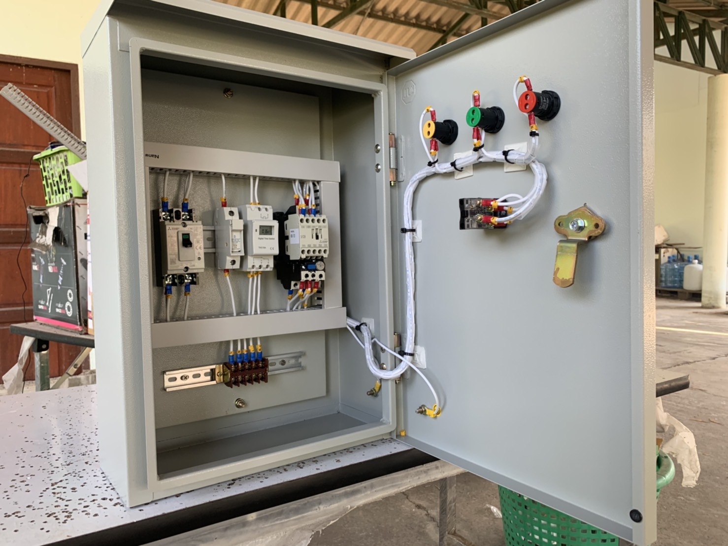 ตู้ควบคุมปั๊มน้ำขนาด 2 Hp 220v ตั้งเวลาการทำงาน ตู้เหล็กกันน้ำชั้นเดียว