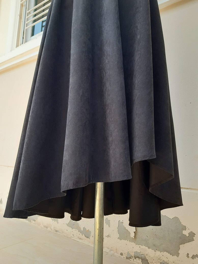 กระโปรงยาวสีดำผ้าสักหลาด ทรงหน้าสั้นหลังยาว