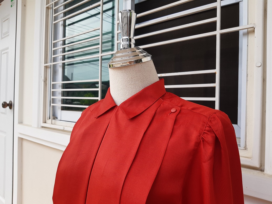 เสื้อวินเทจทรงสวยสีแดงแสด