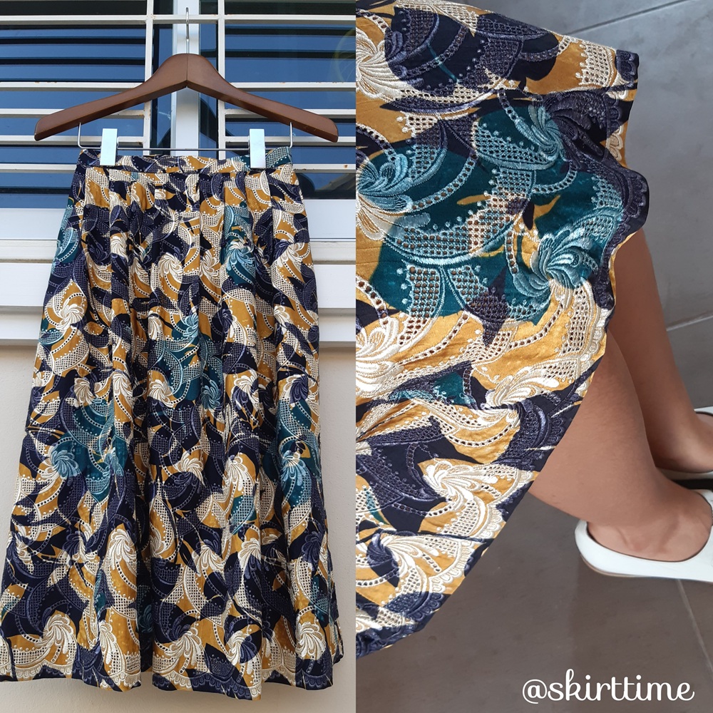 กระโปรงวินเทจผ้าฉลุลายสีสวยแปลกตา สีทอง-สีน้ำเงิน งานปักแน่น (Vintage Skirt)
