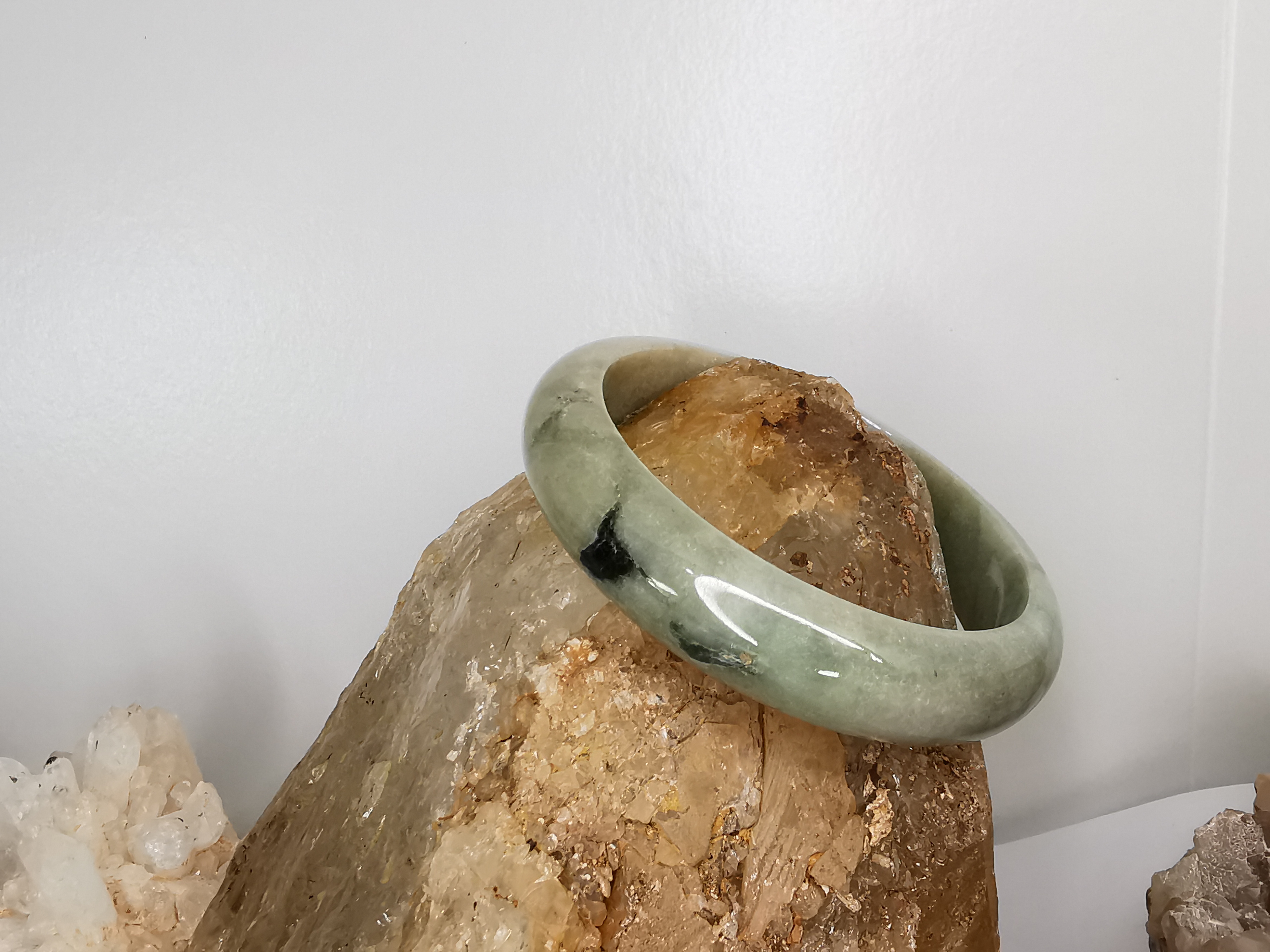 Green Yellow Bangle กำไลหยกเจไดต์แท้ Diameter/ เส้นผ่านศูนย์กลางด้านใน 58 mm.