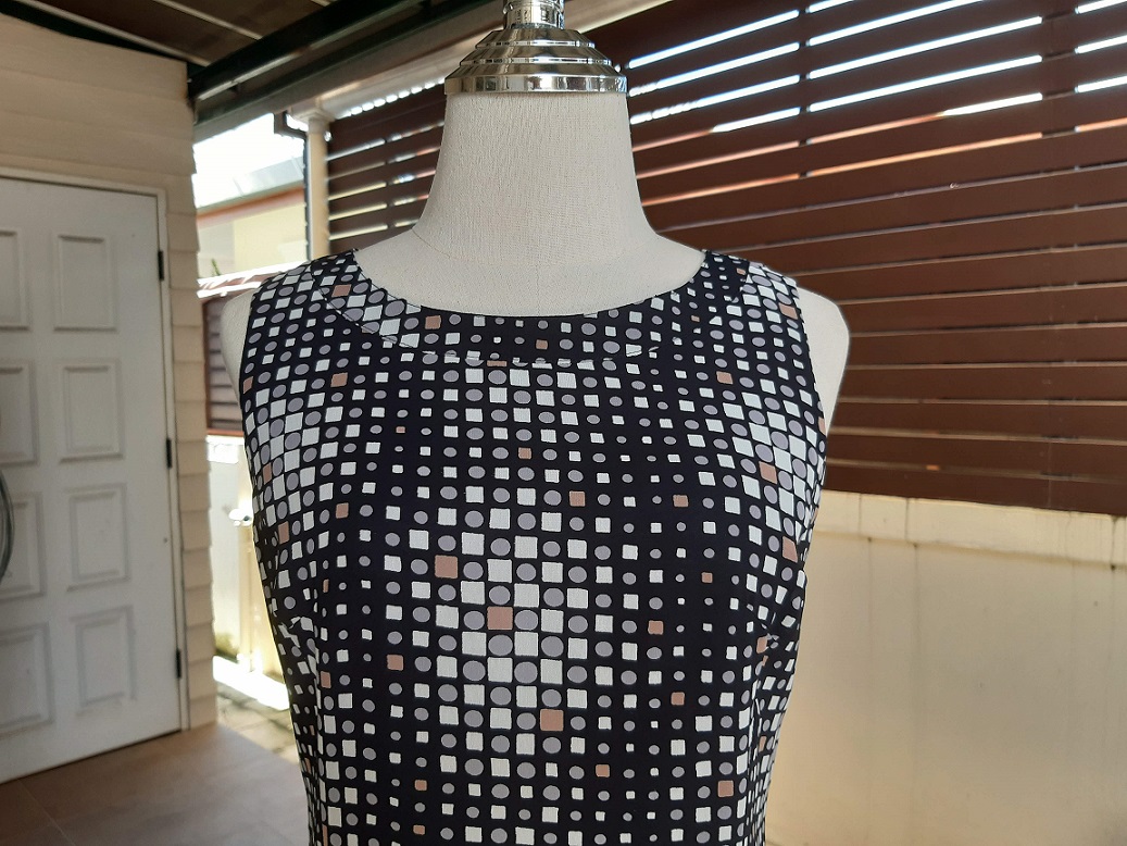 เดรสญี่ปุ่นมือสองลายกราฟฟิคสีดำ ผ้าชีฟองแขนกุด