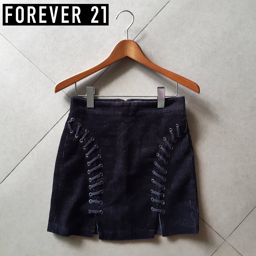 กระโปรงสั้นผ้าลูกฟูกสีดำ แบรนด์ FOREVER 21