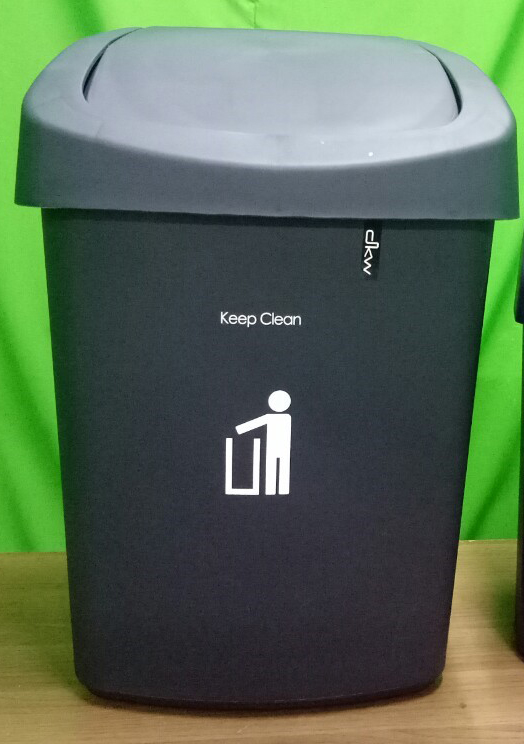 ถังขยะทรงเหลี่ยม ฝาสวิง 50 ลิตร