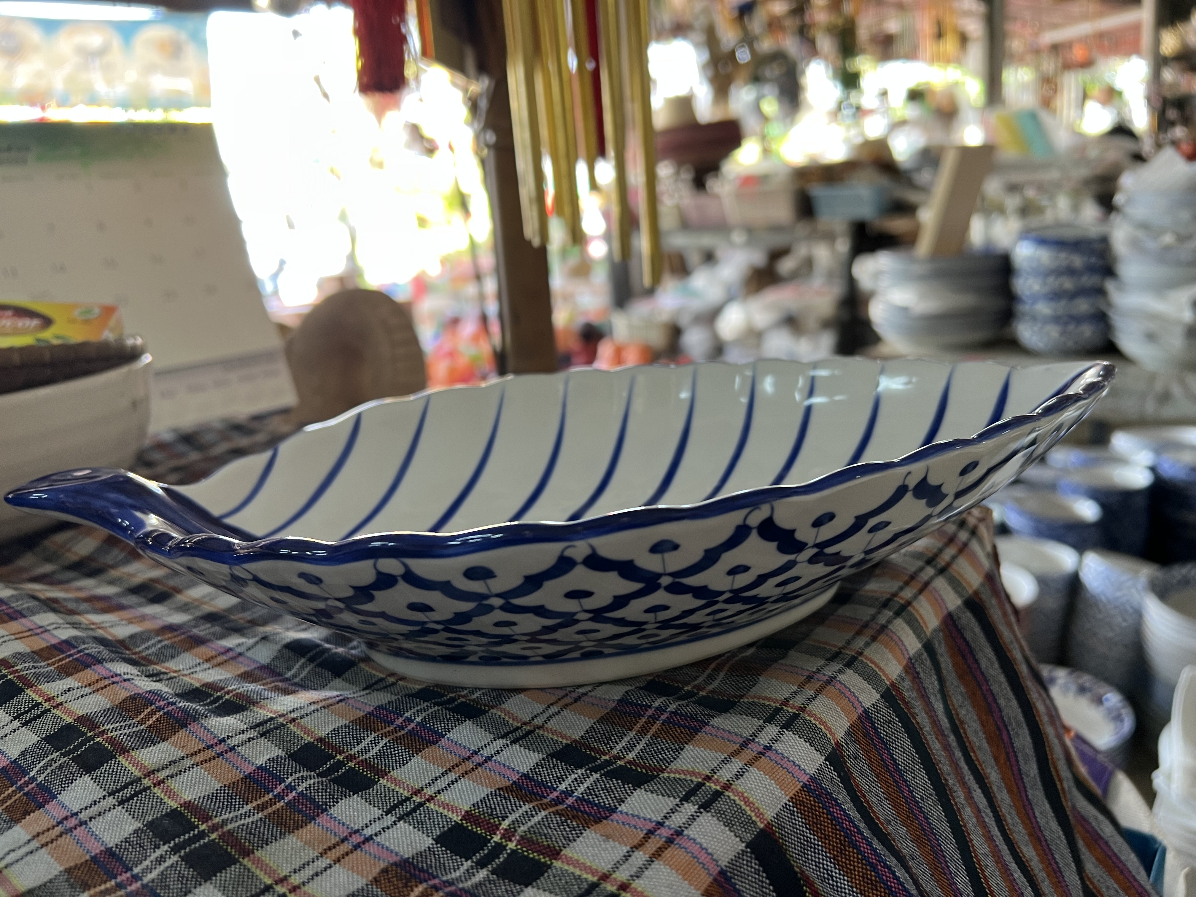 จานลายไทยทรงใบไม้12"