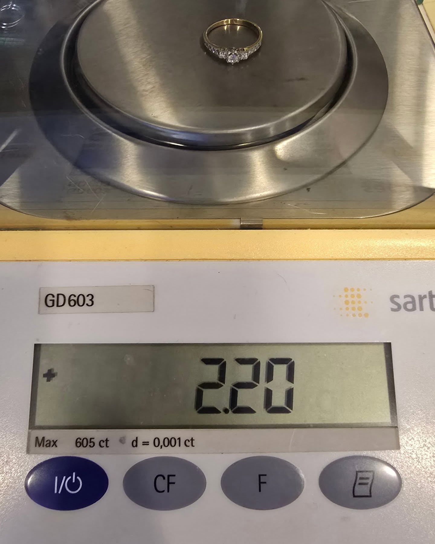 แหวนทองคำ 18K เพชรเกสร 12 ตัง 1 เม็ด 3 ตัง 2 เม็ด 1.5 ตัง 8 เม็ด รวม 30 ตัง น้ำ 96-98 ความสะอาด vvs-vs ไซส์ 53 น้ำหนัก 2.2 กรัม ราคา 8,900.-(Net)