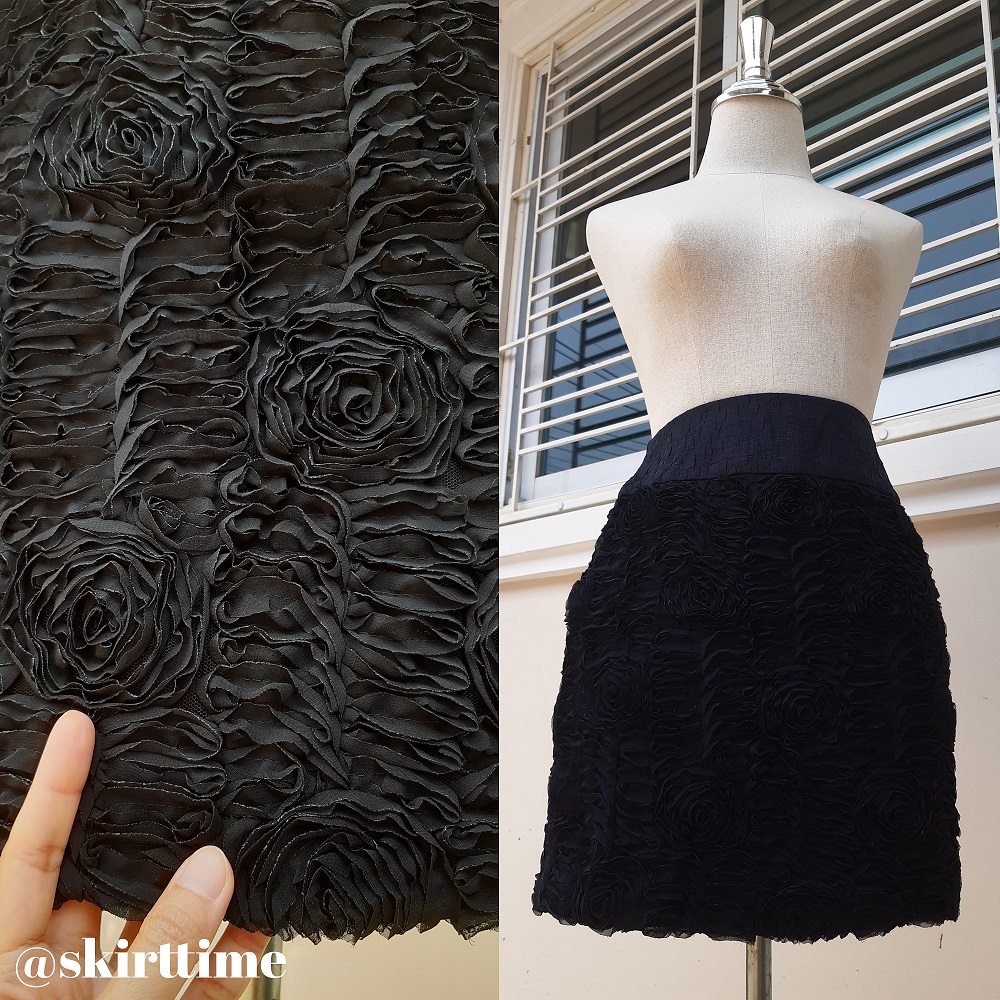 กระโปรงสั้นสีดำผ้าลายกุหลาบ (Mini skirt)